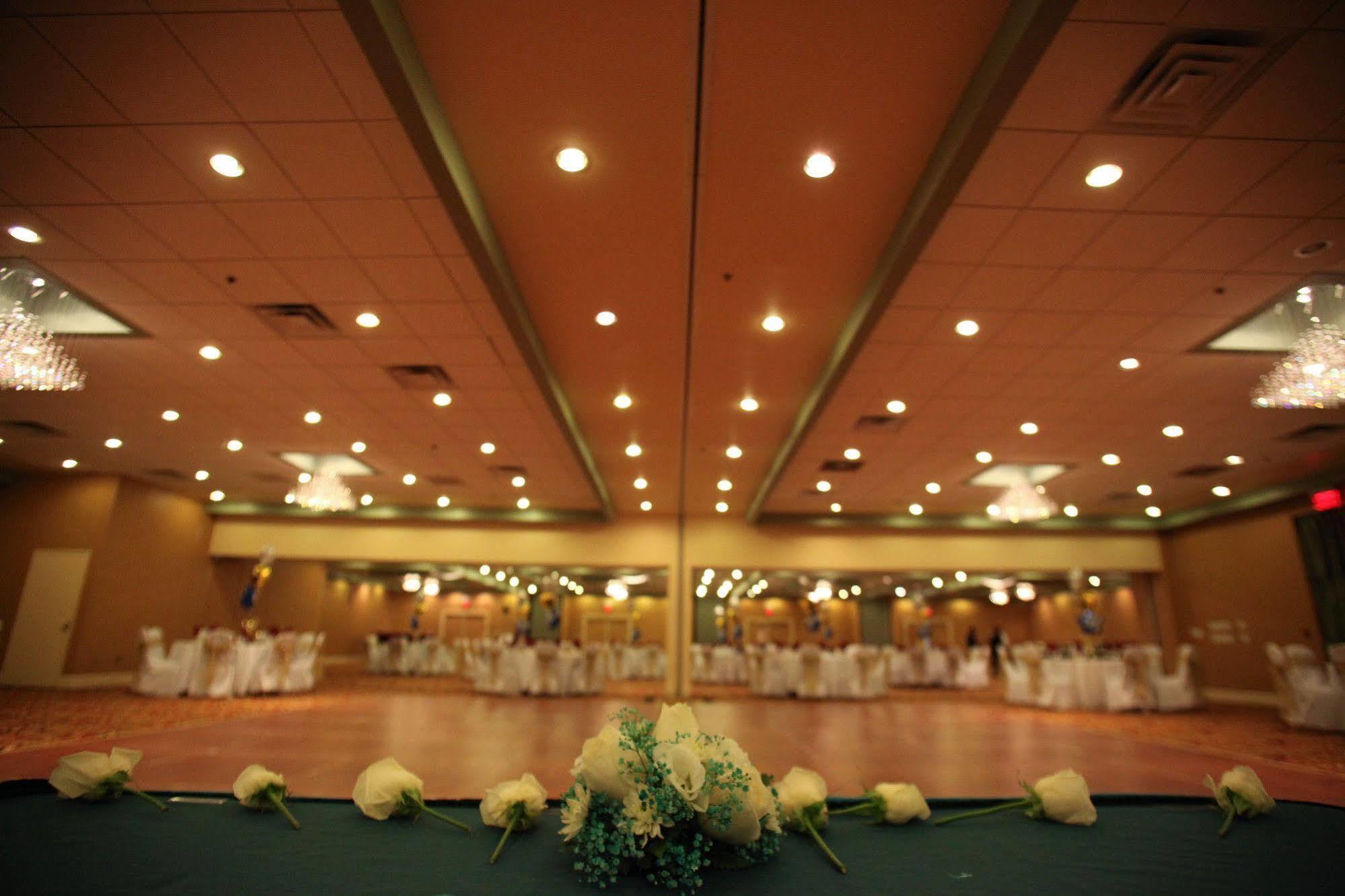 E Hotel Banquet & Conference Center Едісон Ресторан фото